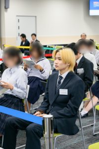 発表前、緊張の面持ち